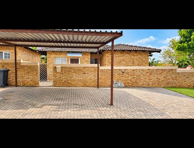 3 BEDROOM TOWNHOUSE FOR SALE IN HEUWELSIG ESTATE